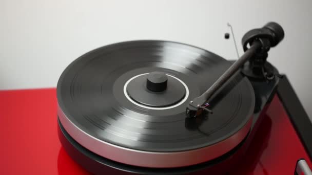 Vue Rapprochée Homme Soulevant Une Aiguille Sur Disque Vinyle Noir — Video