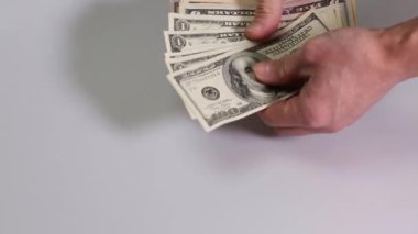 Para demet kontrol bir erkek gösterilen bir kısa film. Dolarlık banknot. Finans arka planlar.