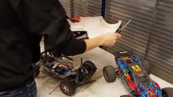 Trabalhador Masculino Servindo Carro Brinquedo Controlado Por Rádio 2019 Enkoping — Vídeo de Stock