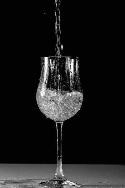 分離したガラスに吸い付いたり水のビューを閉じます 黒と白 美しい背景 — ストック写真