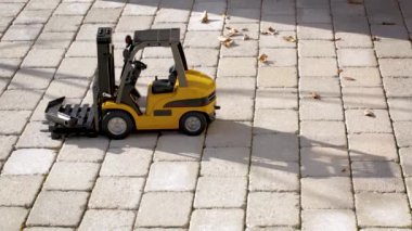 Çalışma radyo kontrollü model forklift kısa film. Boş zaman. Çocuklar ve yetişkinler kavramı. Hobi. Oyuncak. 