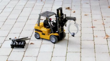 Çalışma radyo kontrollü model forklift kısa film. Boş zaman. Çocuklar ve yetişkinler kavramı. Hobi. Oyuncak. 