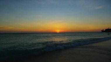 Caribbean üzerinde şaşırtıcı güzellik renkli günbatımı. Aruba Island. Unutulmaz görünümü. Etkileyici bir geçmiş.