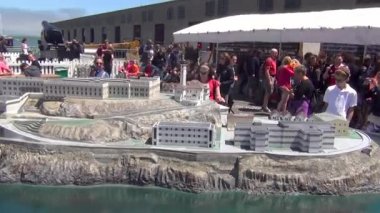 İnsanlar güzel ünlü Alcatraz Prison modeli üzerinde bakıyor. Abd. San Francisco 'da. 08.13.2015
