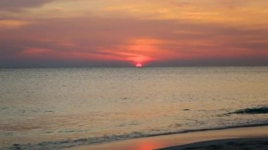 Aruba Adası 'nın Kartal Sahili' nde muhteşem bir gün batımı. Karayipler. Güzel doğa arkaplanı.