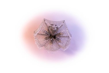 Muhteşem Kristal Tavan Avize izole görünümünü kapatın. Güzel iç arka plan.