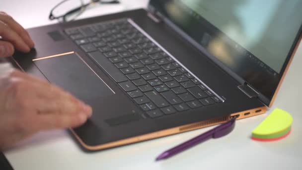 男性在笔记本电脑上工作的短片 技术理念 计算机 — 图库视频影像