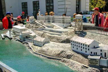 İnsanlar güzel ünlü Alcatraz Prison modeli üzerinde bakıyor. Abd. San Francisco 'da. 08.13.2015