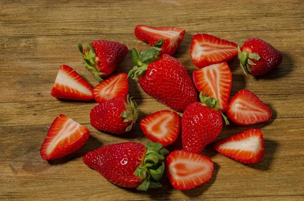 Vista Cerca Fresas Aisladas Blanco Rojo Foco Hermosa Naturaleza Fondo — Foto de Stock