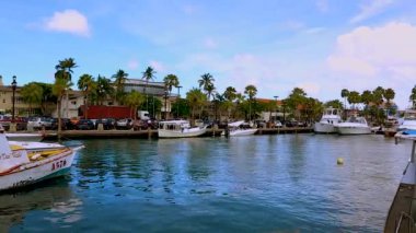 Aruba üzerinde mavi gökyüzü arka planda Park edilmiş arabalar ve tekneler ile bir sahil görünümü. Oranjestad. Aruba. 09.13.2017.