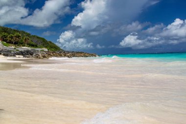 Bermuda. Atlantik Okyanusu ve mavi gökyüzü turkuaz su. Sahilde harika bir görünüm. Güzel arka plan.