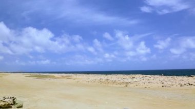 Aruba 'nın doğal güzelliği. Kuzey kıyısı. Off-road Aruba. İnanılmaz taş çöl manzarası, mavi deniz ve mavi gökyüzü.. 