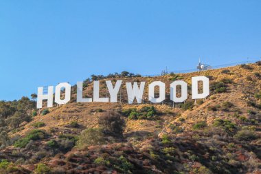 Hollywood işareti mavi gökyüzü arka plan. Dünya ünlü dönüm noktası. Los Angeles, California. 09-11-2012.