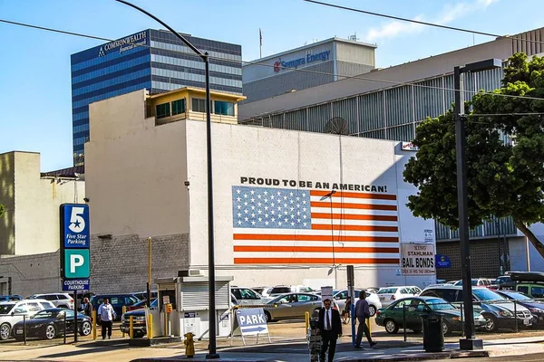 サンディエゴの駐車場の1つのビュー 壁に大きなアメリカ国旗 美しい背景 2012 サンディエゴ米国 — ストック写真