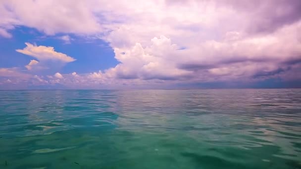 Muhteşem Tropik Manzaralı Maldivler Turkuaz Hint Okyanusu Şaşırtıcı Beyaz Bulutlar — Stok video
