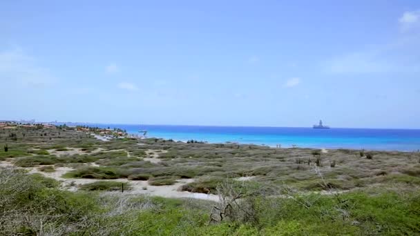 阿鲁巴的自然美 北岸阿鲁巴越野赛 神奇的石质沙漠景观 蓝色的大海和蓝色的天空 — 图库视频影像