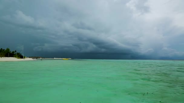 Magnífica Vista Del Océano Índico Maldivas Enormes Nubes Blancas Negras — Vídeo de stock