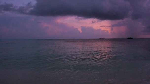 Pôr Sol Fantástico Oceano Índico Maldivas Alguns Barcos Água Azul — Vídeo de Stock