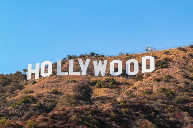Mavi gökyüzü arka planda Hollywood işareti. Dünyaca ünlü simgesel yapı. Abd. Los Angeles, Kaliforniya. 09-11-2012.