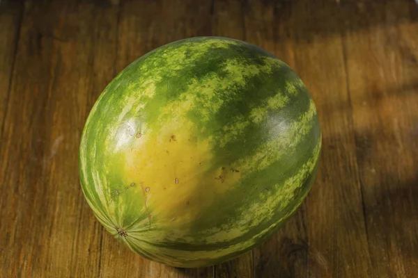 近距离观赏出的五颜六色的西瓜被隔离 健康的食物 有机概念 蔬菜和水果概念 — 图库照片