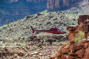 Büyük Kanyon Batı. Helikopter ile turizm, gidiyorlar. Grand Canyon üzerinde helikopter turları.