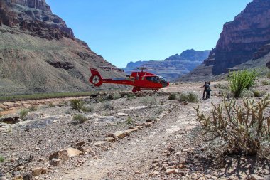 Büyük Kanyon Batı. Helikopter ile turizm, gidiyorlar. Grand Canyon üzerinde helikopter turları.