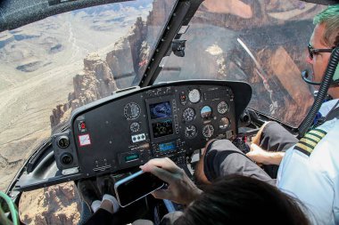 Helikopter turunda kabinde pilotyakından görünümü. Büyük Kanyon. 09.14.2012.