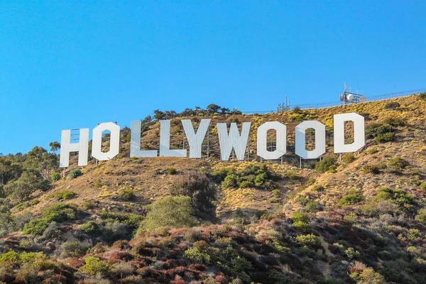 ブルースカイの背景にハリウッドサイン 世界的に有名なランドマーク ロサンゼルス カリフォルニア州 2012 — ストック写真