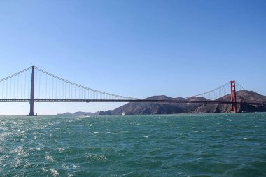 Muhteşem Golden Gate Köprüsü mavi gökyüzü arka plan üzerinde. San Francisco, California.