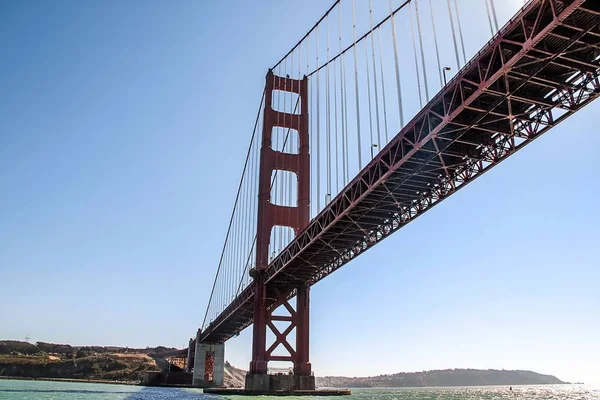Muhteşem Golden Gate Köprüsü Mavi Gökyüzü Arka Plan Üzerinde San — Stok fotoğraf