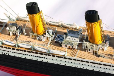 Titanik'in el yapımı modeli. Arka planda izole Titanik Güzel El Yapımı modeli.