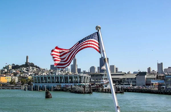 Bela Vista Paisagem São Francisco Com Bandeira Americana Linha Frente — Fotografia de Stock