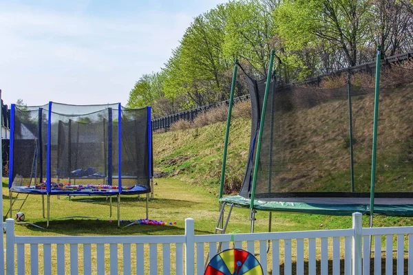 Arka bahçelere monte edilmiş saftey net ile trambolin hattı görünümü. Etkinlik konsepti.