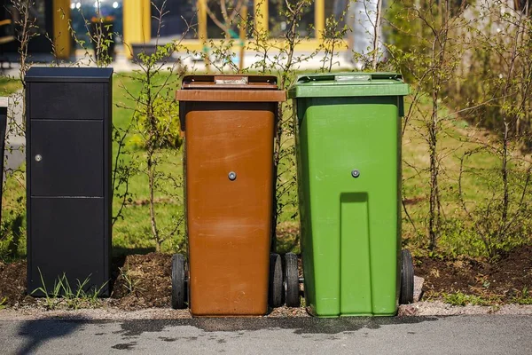 Zavřete Pohled Typické Odpadkové Kontejnery Pro Organig Neorganické Odpadky Blízkosti — Stock fotografie