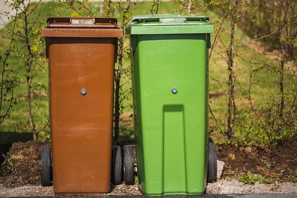 Uzavřete Pohled Typické Odpadkové Kontejnery Pro Organické Anorganické Odpadky Koncepce — Stock fotografie
