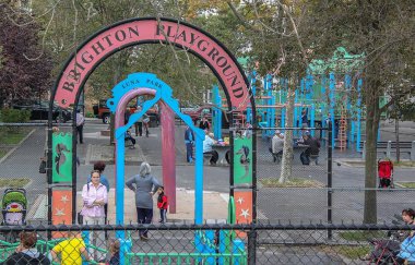 New York'un ünlü Brighton Plajı'nda oyun alanının güzel manzarası. Güzel manzara arka planlar. 26.09.2012 Abd. New York.