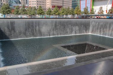 11 Eylül Anıtları'nın güzel manzarası, havuzları yansıtan ikiz. En büyük insan yapımı şelaleler. Tarihsel yerler kavramı. 09.26.2012. Abd New York.