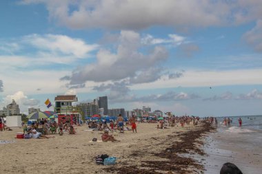 Beyaz bulutlar arka plan ile mavi gökyüzünde kalabalık Miami Beach görünümü. 08.21.2015. Abd. Miami.
