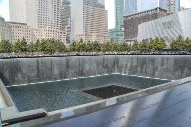 11 Eylül Anıtları'nın güzel manzarası, havuzları yansıtan ikiz. En büyük insan yapımı şelaleler. Tarihsel yerler kavramı. 09.26.2012. Abd New York.