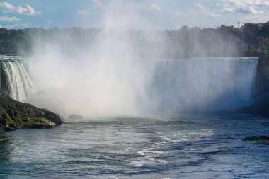 Niagara Horseshoe düşüyor. Ontario. Kanada. Güzel şelale arka plan.