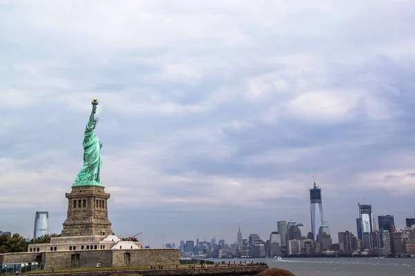 Bela Vista Famosa Estátua Liberdade Manhattan Fundo Liberty Island Porto — Fotografia de Stock