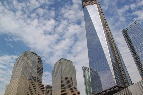 Beyaz bulutlar arka plan ile mavi gökyüzünde New York siluetinin muhteşem görünümü. 