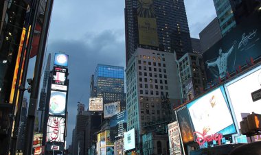 Akşam saatlerinde Broadway siluetinin güzel manzarası. Güzel manzara arka planlar. 09.27.2012. New York. Abd
