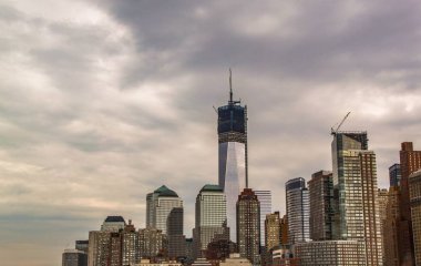 Beyaz bulutlar arka plan ile mavi gökyüzünde New York siluetinin muhteşem görünümü. 