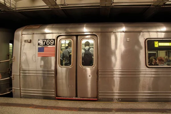 地铁列车离开站台的特写 交通概念 2012 Usa — 图库照片