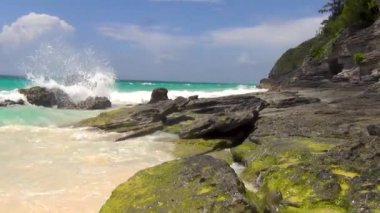 Bermuda. Atlantik Okyanusu ve mavi gökyüzü turkuaz su. Sahilde harika bir görünüm. Güzel arka plan.