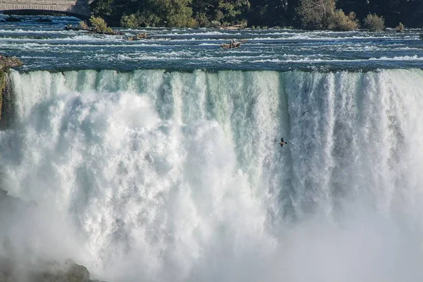 Pemandangan Indah Air Terjun Niagara Gelombang Gemuruh Melawan Pantai Berbatu — Stok Foto