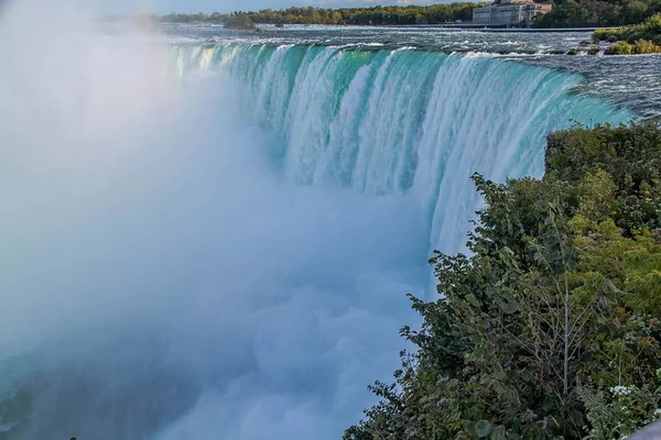 Gyönyörű Kilátás Niagara Vízesés Tájra Hullámok Dübörgő Ellen Sziklás Parton — Stock Fotó