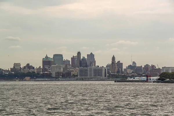 Vista Deslumbrante Horizonte Manhattan Edifícios Altos Céu Azul Com Fundo — Fotografia de Stock