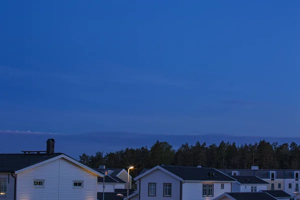 Nádherný Výhled Přírodní Krajinu Letní Noci Obzoru Sbíhají Střechy Vil — Stock fotografie